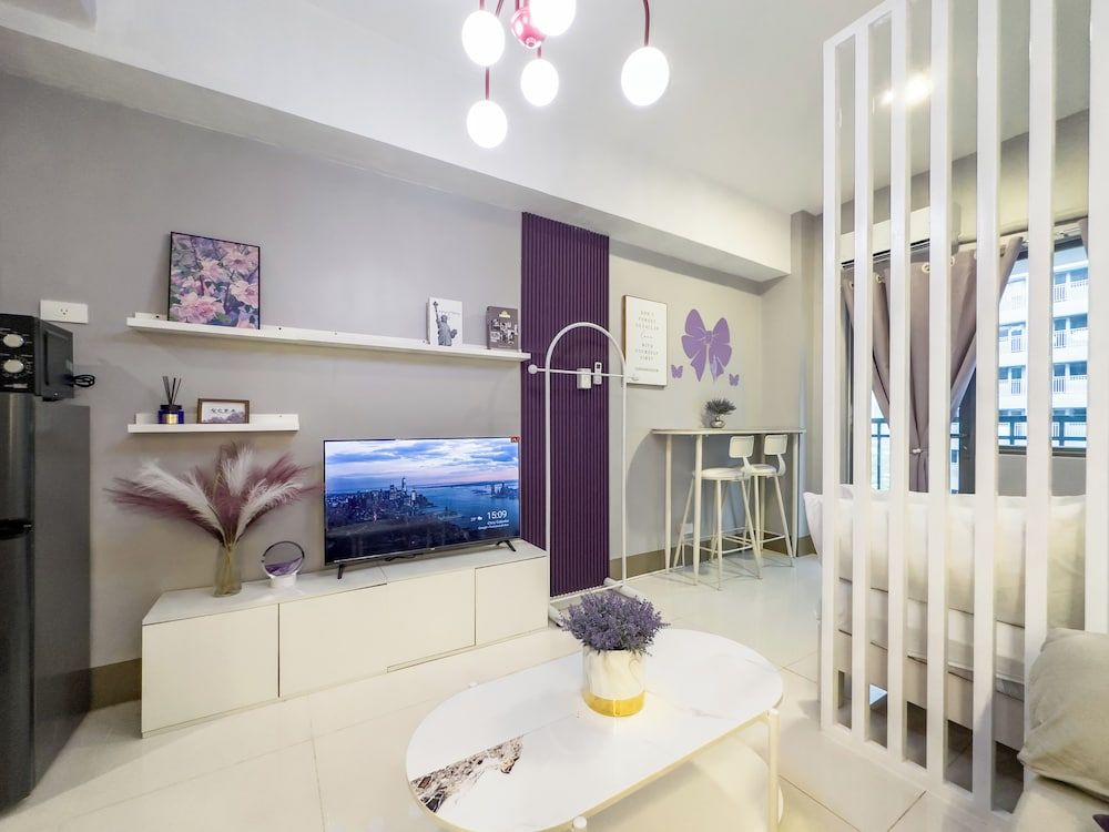 GemstoneBR in SMDC Fame Residences Romantic Condo, 1 Queen Bed with Sofa bed, Private Bathroom 4