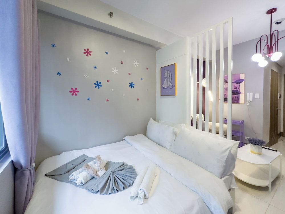 GemstoneBR in SMDC Fame Residences Romantic Condo, 1 Queen Bed with Sofa bed, Private Bathroom