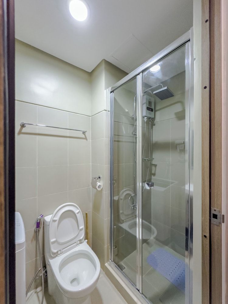 GemstoneBR in SMDC Fame Residences Romantic Condo, 1 Queen Bed with Sofa bed, Private Bathroom 9