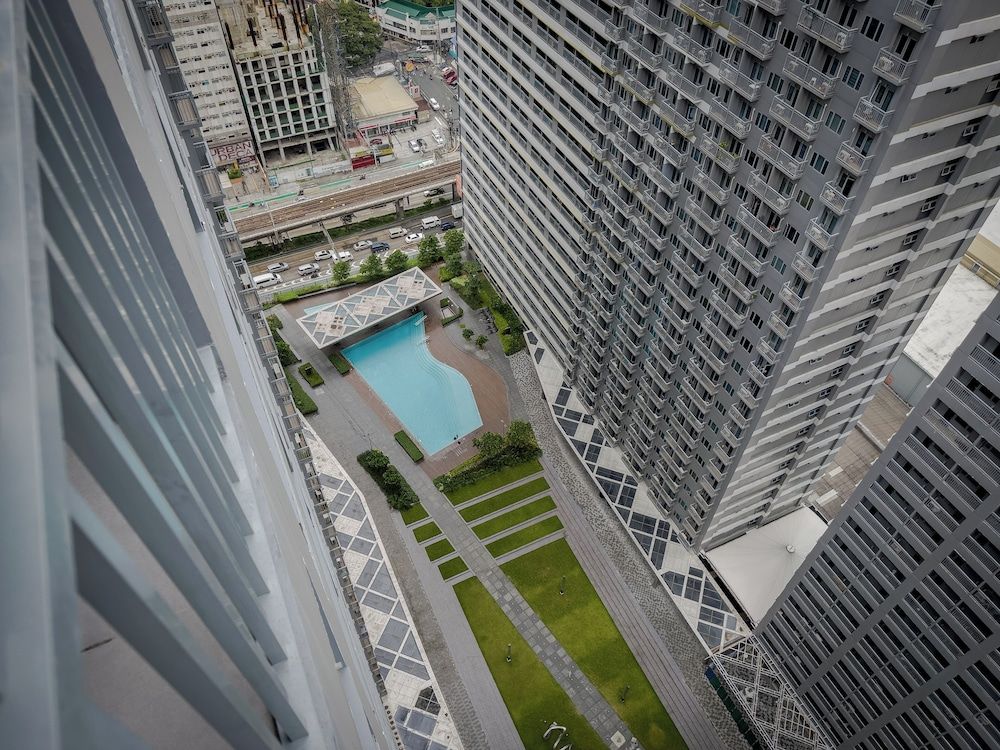 GemstoneBR in SMDC Fame Residences Romantic Condo, 1 Queen Bed with Sofa bed, Private Bathroom 7