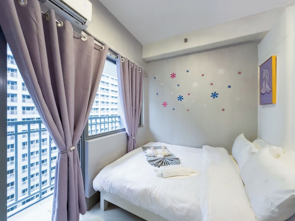 GemstoneBR in SMDC Fame Residences Romantic Condo, 1 Queen Bed with Sofa bed, Private Bathroom 3