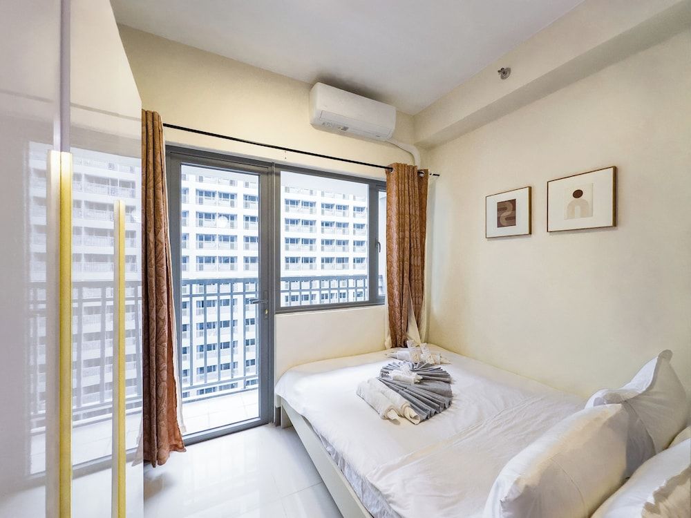 GemstoneBR in SMDC Fame Residences Standard Apartment, 1 Queen Bed, Balcony