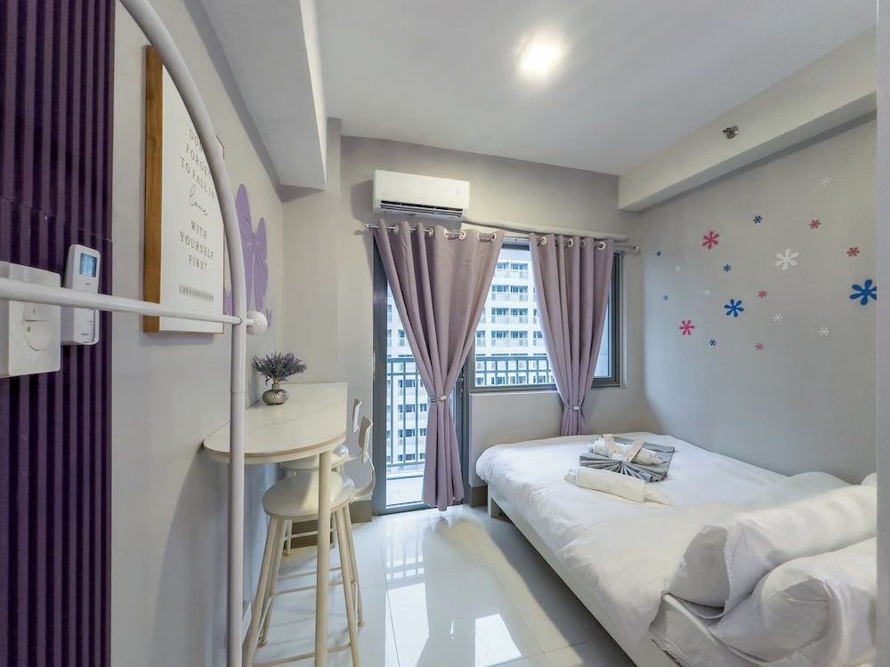 GemstoneBR in SMDC Fame Residences Romantic Condo, 1 Queen Bed with Sofa bed, Private Bathroom 2