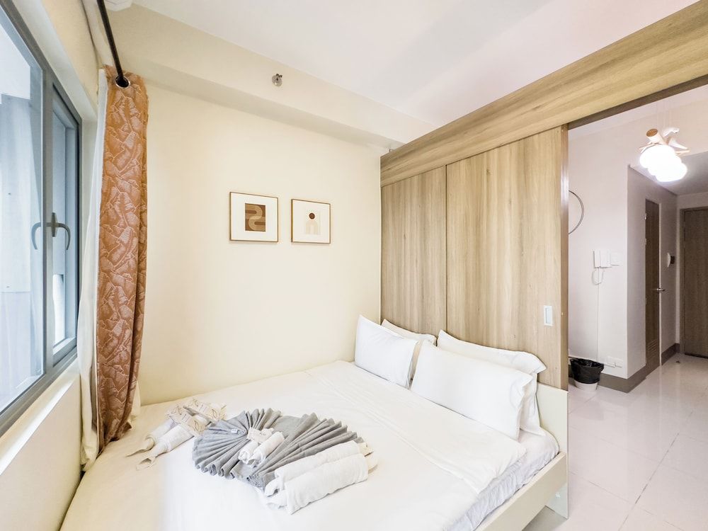 GemstoneBR in SMDC Fame Residences Standard Apartment, 1 Queen Bed, Balcony 2