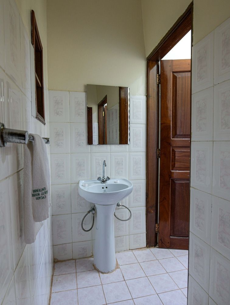 Cycad Entebbe Guest House Standard Twin Room, 2 Twin Beds, Garden View 4