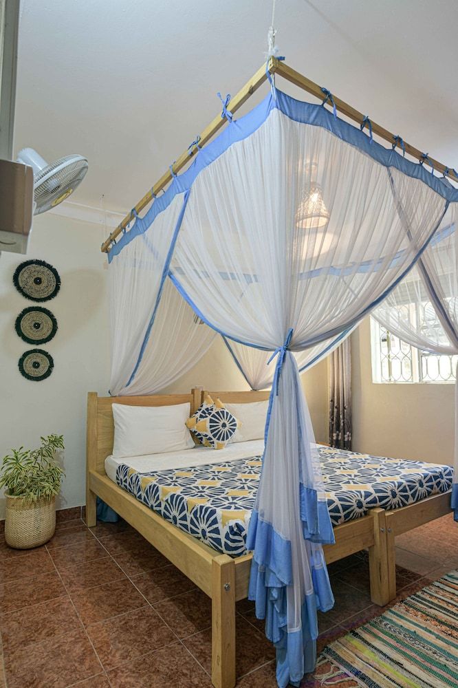 Cycad Entebbe Guest House Standard Room, 1 King Bed, Non Smoking, Garden View 2