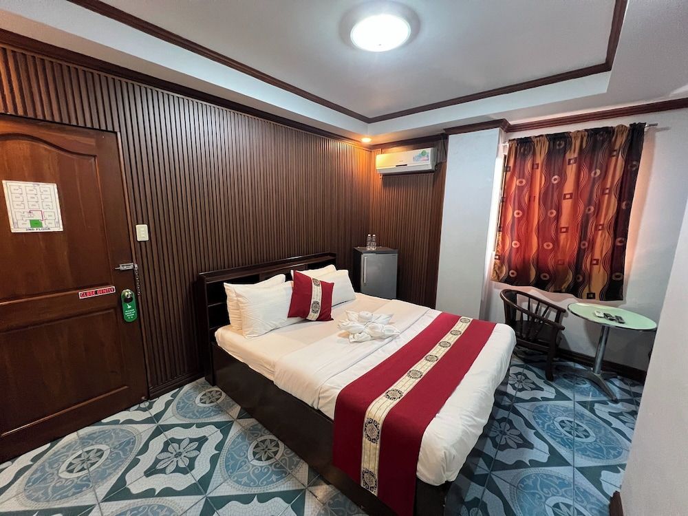 Rossa Hotel Deluxe Room 2