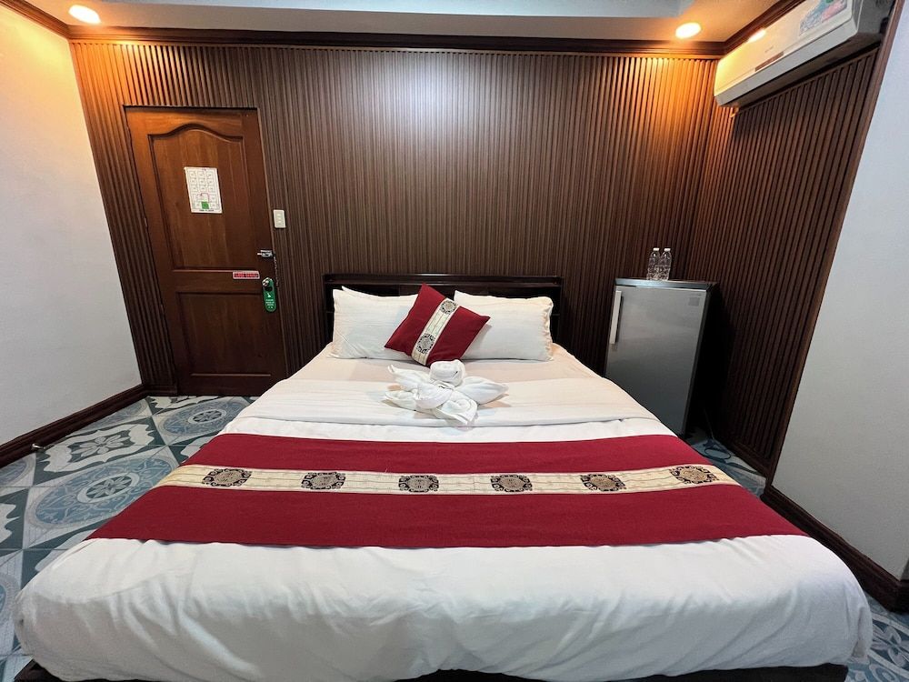 Rossa Hotel Deluxe Room 6