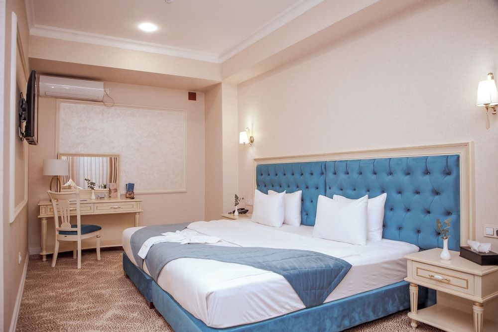 al Madina Hotel Samarkand Deluxe Double Room, Lanai, City View 3