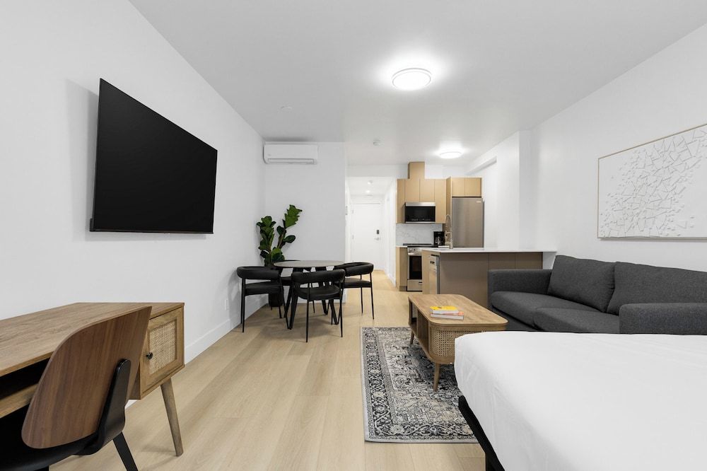 Le Mystral Deluxe Studio 14