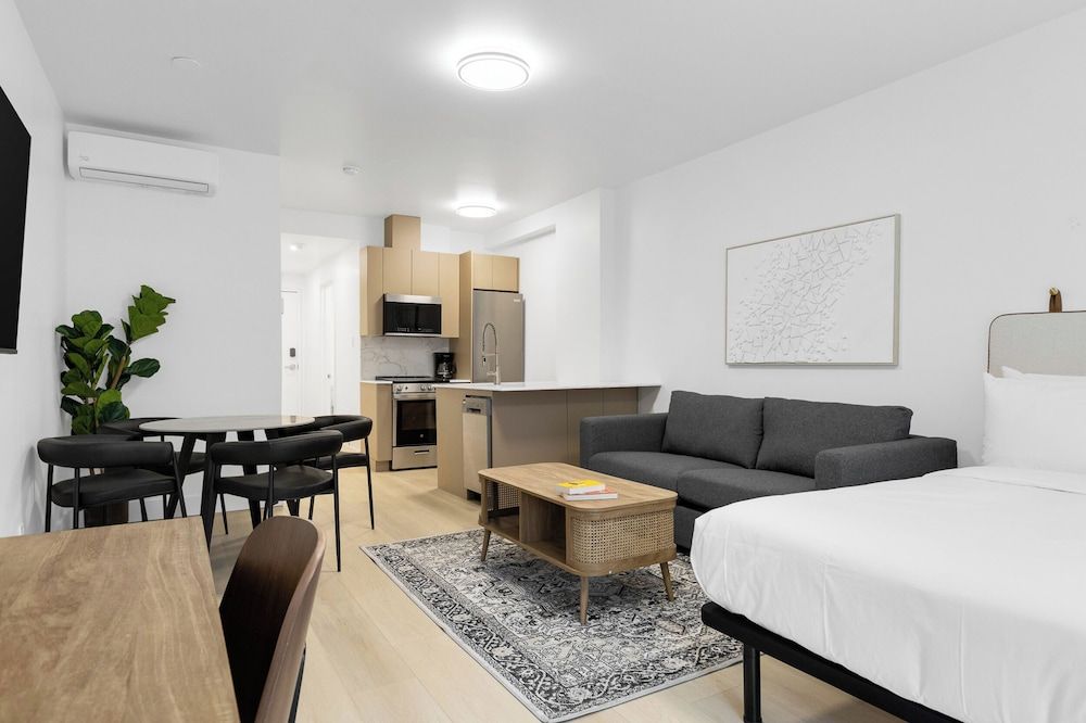 Le Mystral Deluxe Studio 13