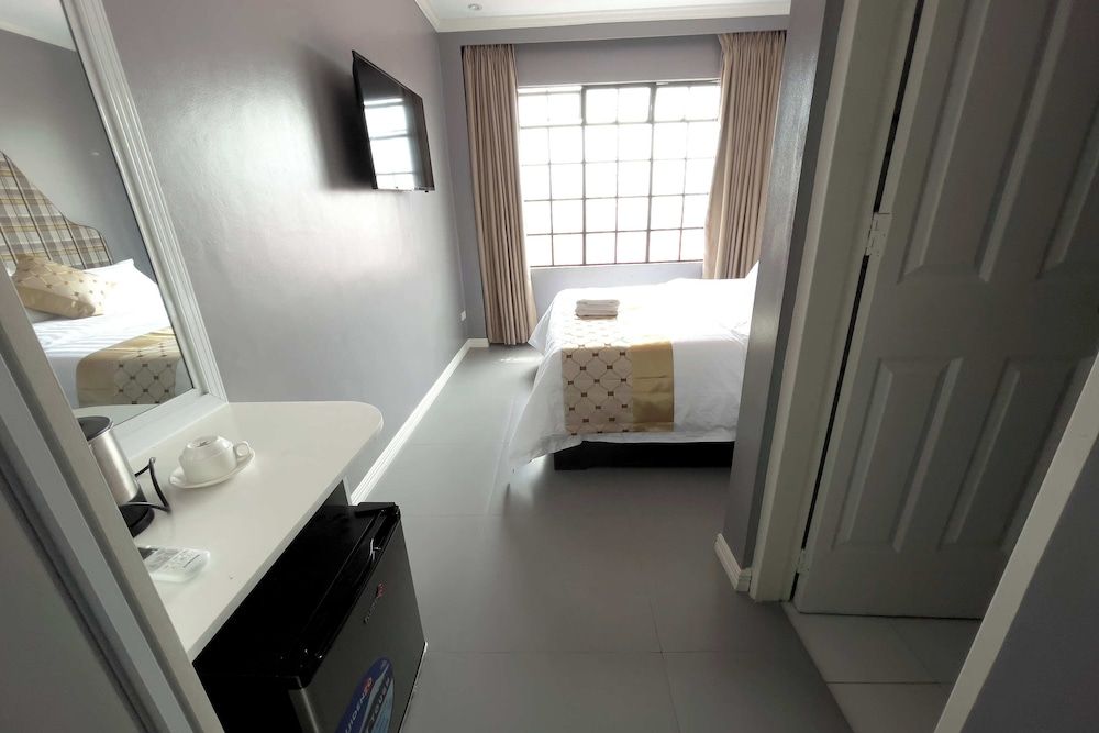 B Hotels Angeles City Deluxe Double Room 9