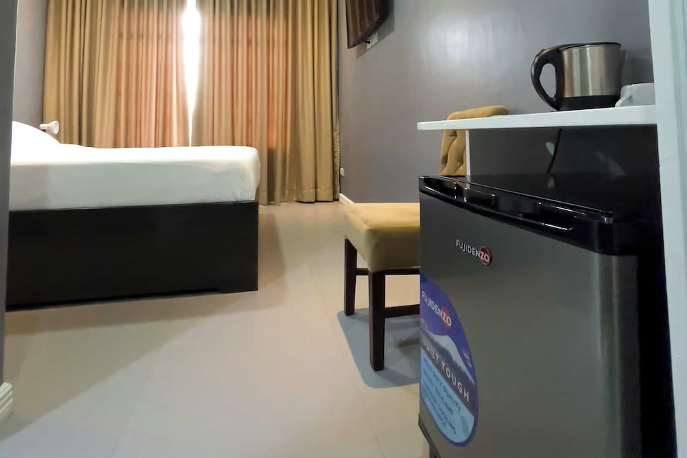 B Hotels Angeles City Deluxe Double Room 8