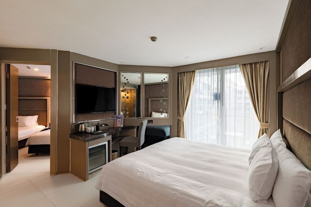 Vanko International Hotel Pattaya Deluxe Quadruple Room, Pool View 3