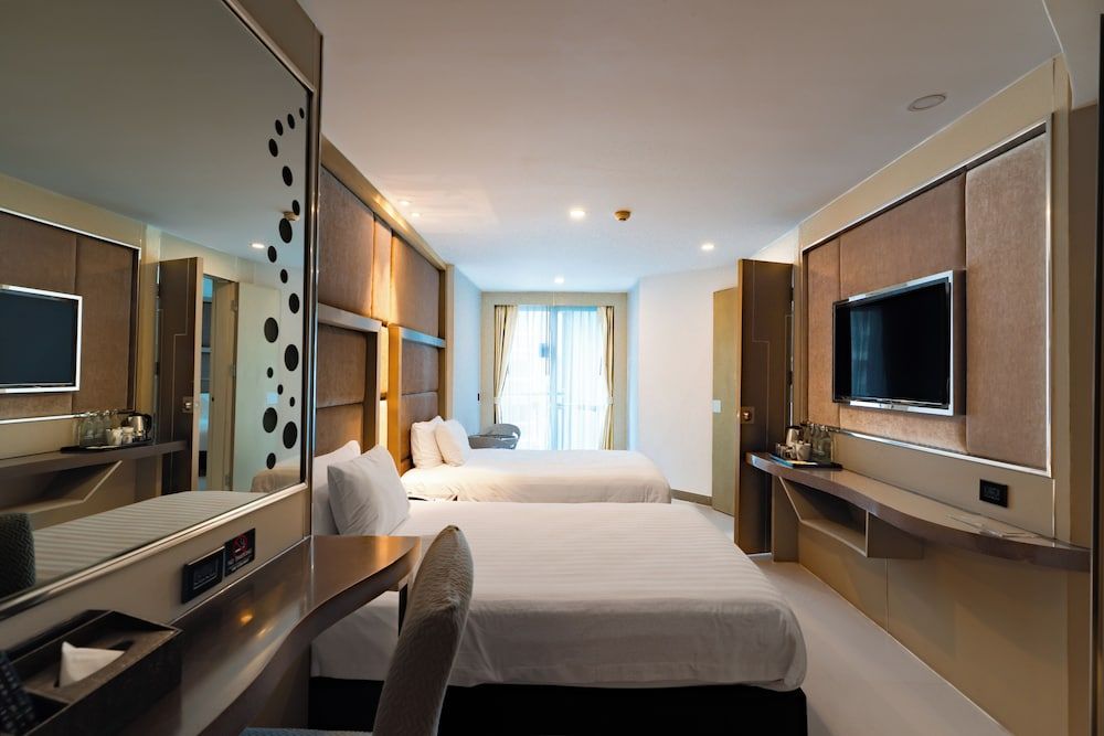 Vanko International Hotel Pattaya Deluxe Quadruple Room, Pool View 4