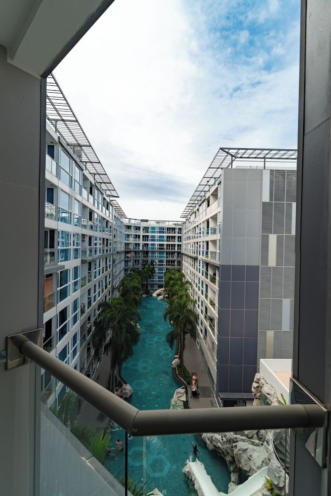 Vanko International Hotel Pattaya Deluxe Quadruple Room, Pool View 6