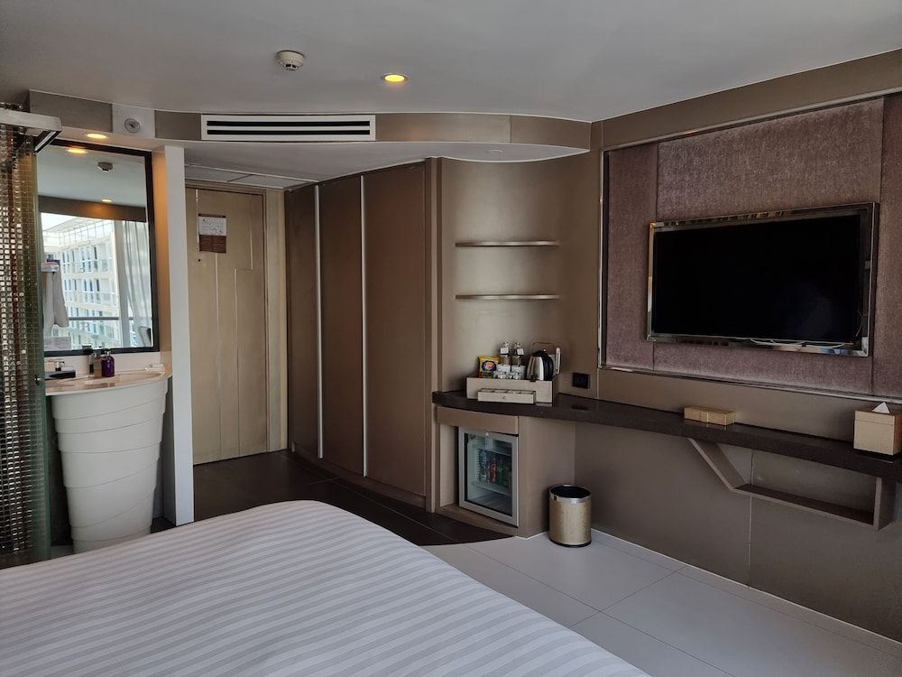 Vanko International Hotel Pattaya Deluxe Double Room, Pool View 2