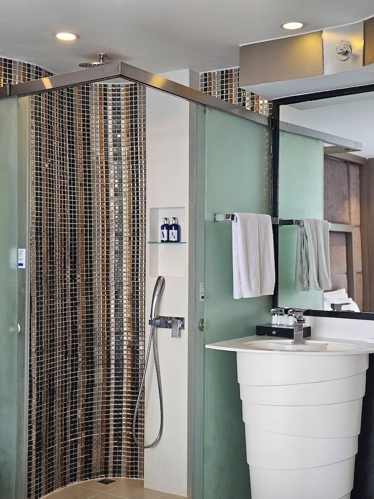 Vanko International Hotel Pattaya Deluxe Double Room, Pool View 4