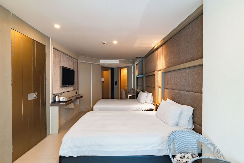 Vanko International Hotel Pattaya Deluxe Quadruple Room, Pool View 2