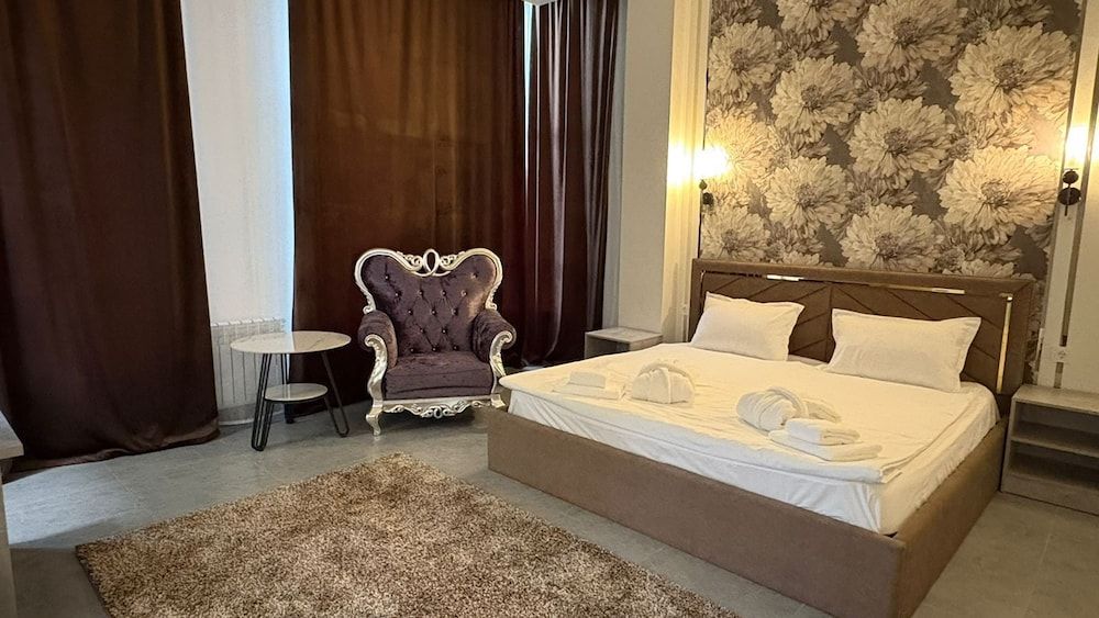 Elite Hotel Luxury Suite, City View 2