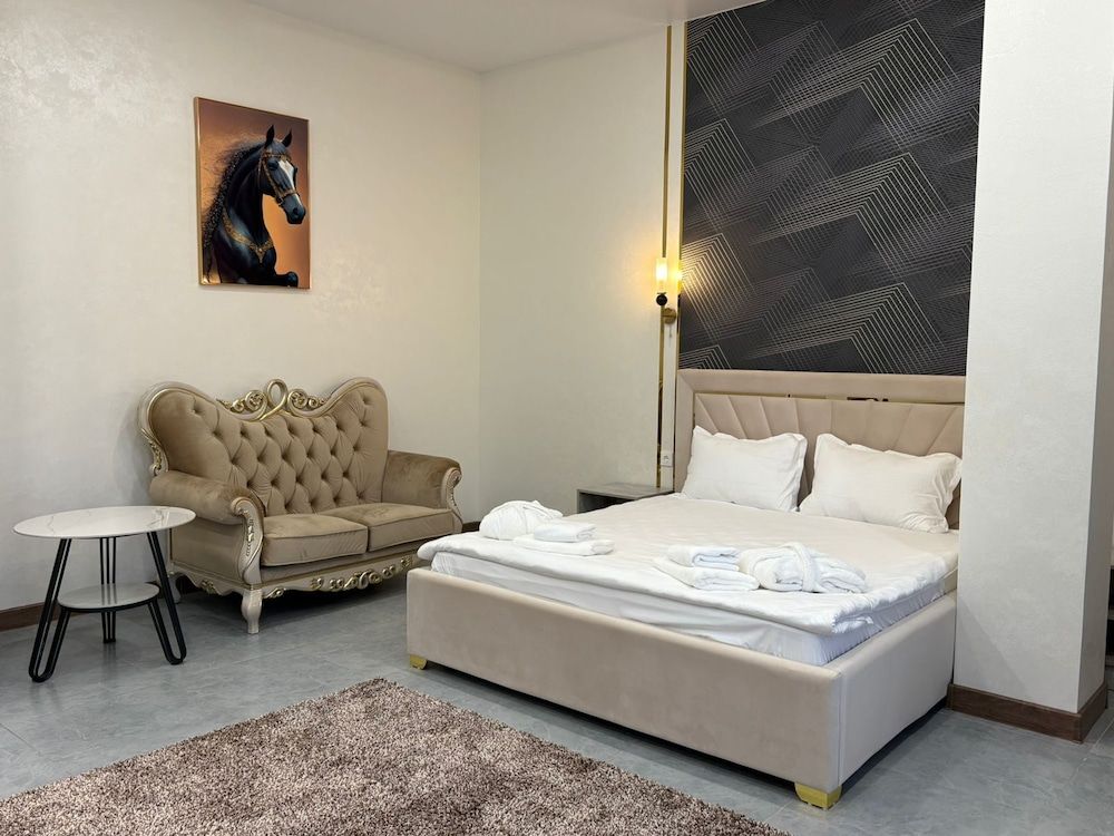 Elite Hotel Luxury Suite, City View