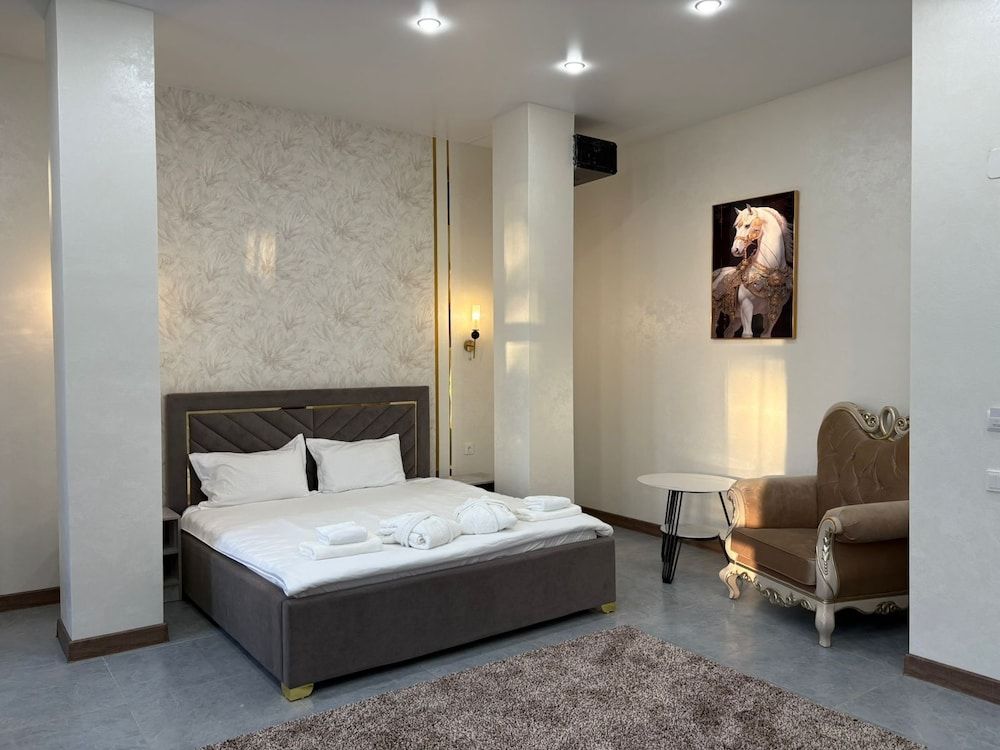 Elite Hotel Luxury Suite, City View 3