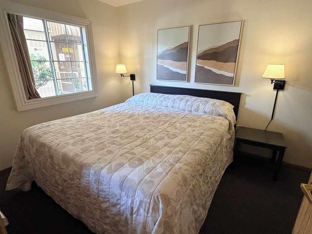 Manor Suites Standard Room 2