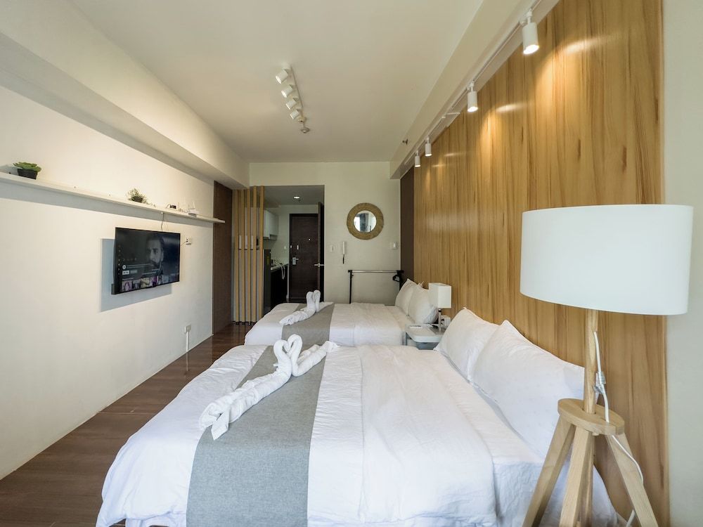 GemstoneBR in SMDC Air Residences Traditional Condo, Multiple Beds, Non Smoking, Refrigerator & Microwave 2