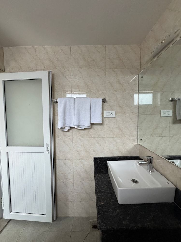 Bay Hotel Deluxe Single Room, Balcony, Mountain View 7