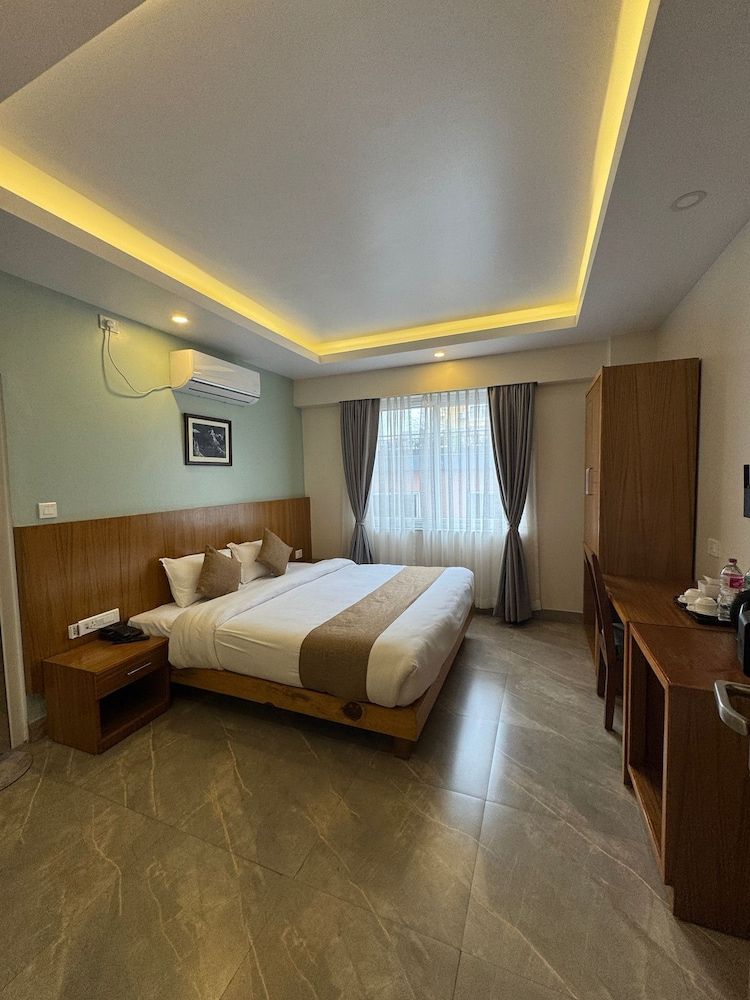 Bay Hotel Deluxe Double Room, Lake View 6