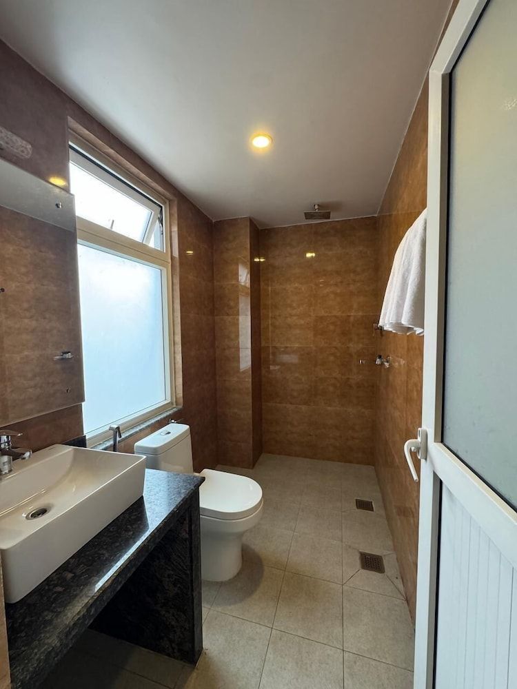 Bay Hotel Deluxe Single Room, Balcony, Mountain View 8