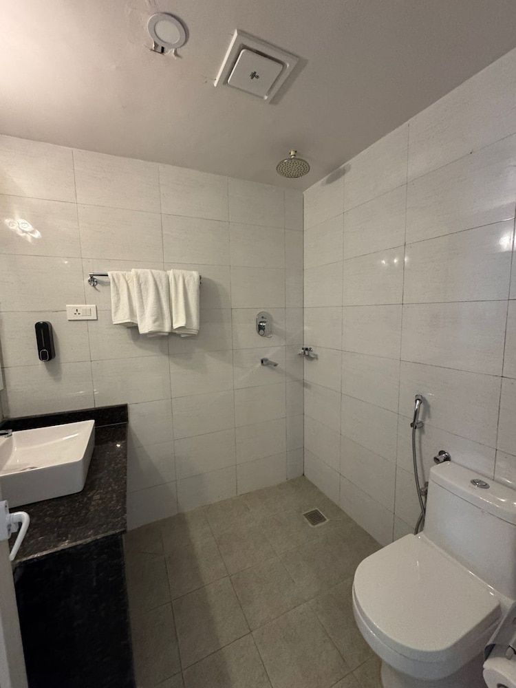 Bay Hotel Deluxe Double Room, Lake View 11