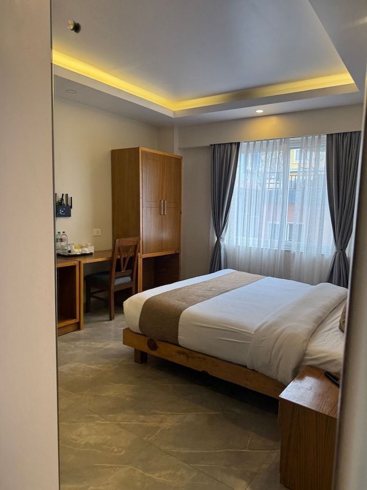 Bay Hotel Deluxe Double Room, Lake View 5