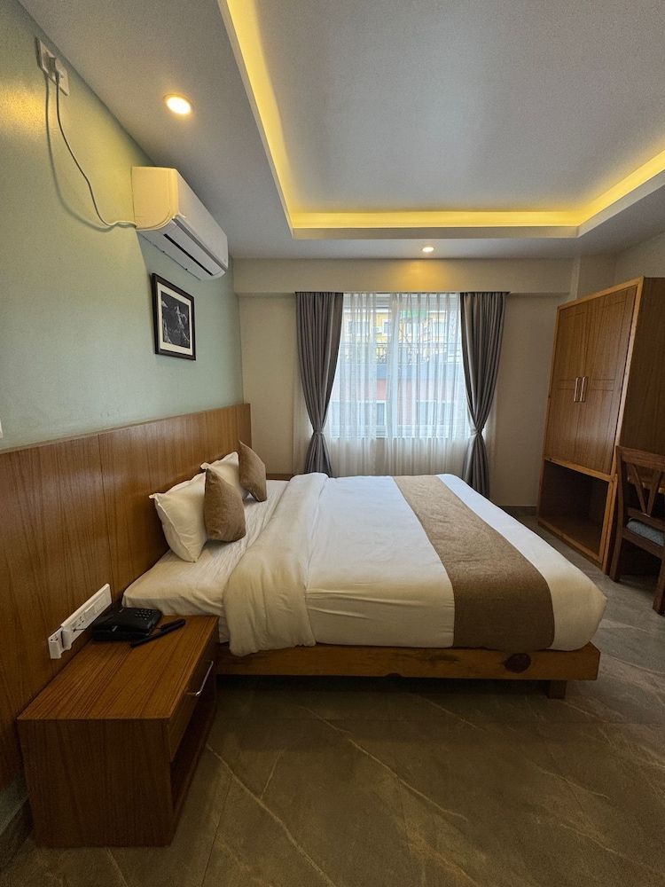 Bay Hotel Deluxe Single Room, Balcony, Mountain View 3