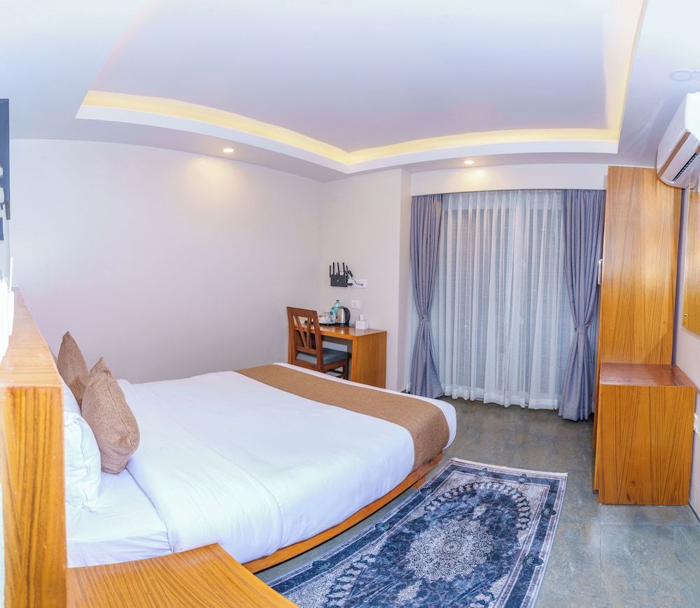 Bay Hotel Deluxe Single Room, Balcony, Mountain View 4