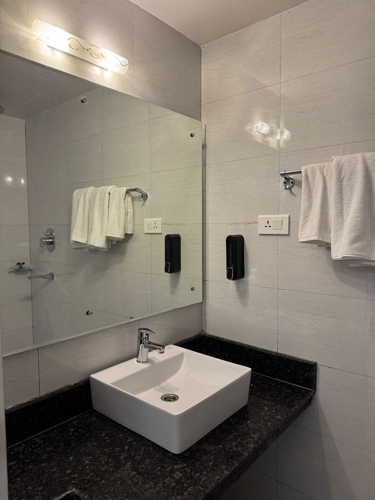 Bay Hotel Deluxe Double Room, Lake View 9