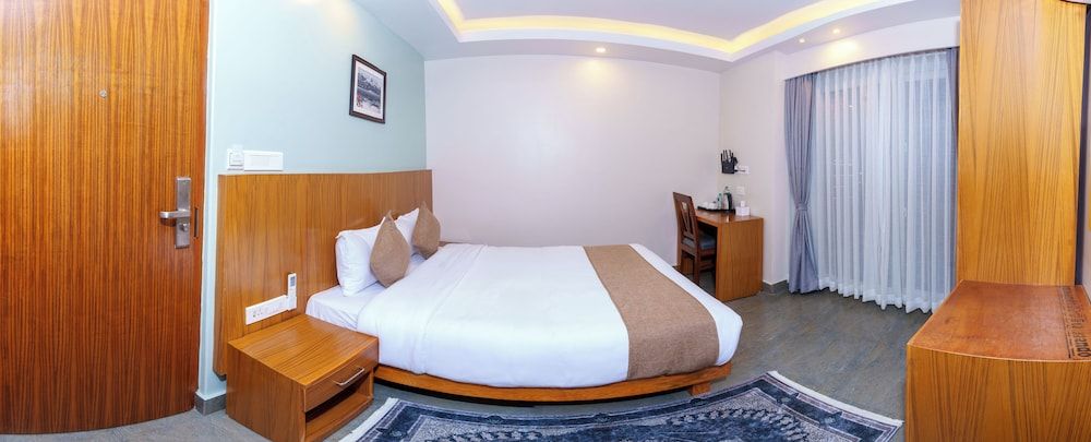 Bay Hotel Deluxe Single Room, Balcony, Mountain View