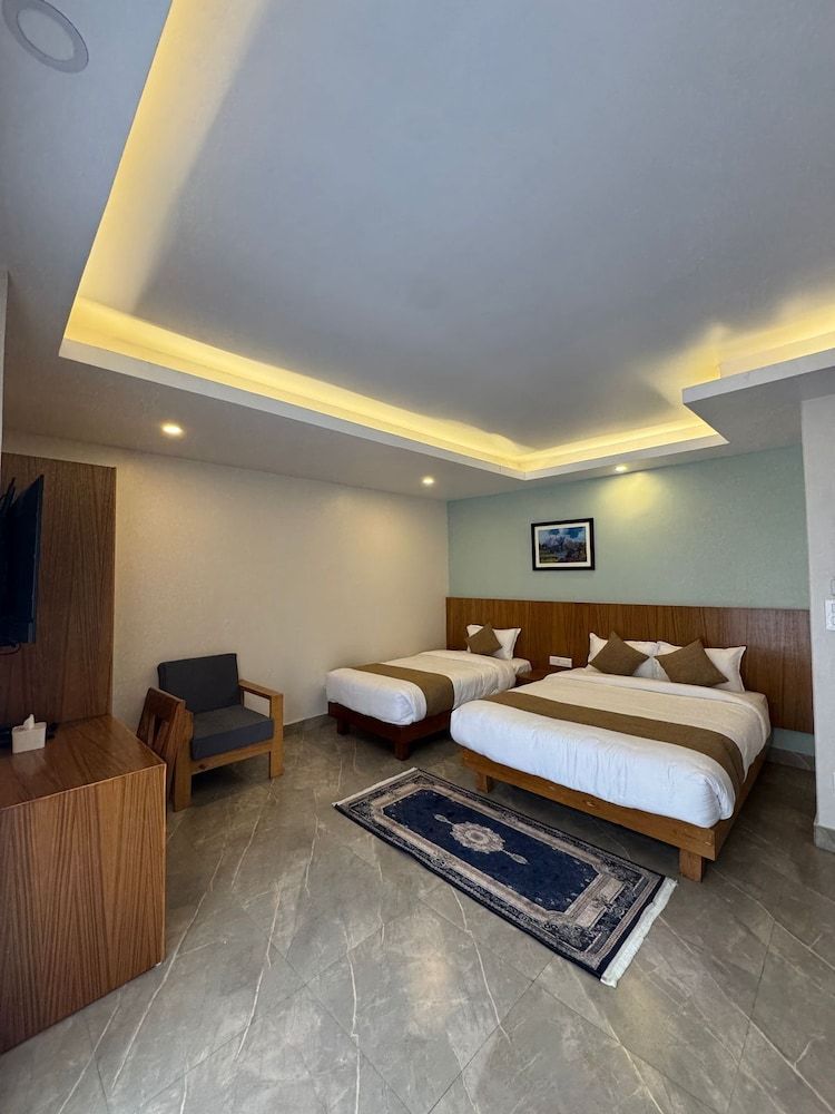 Bay Hotel Family Triple Room, Balcony, Mountain View 4