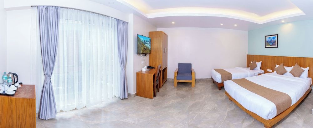 Bay Hotel Family Triple Room, Balcony, Mountain View 8