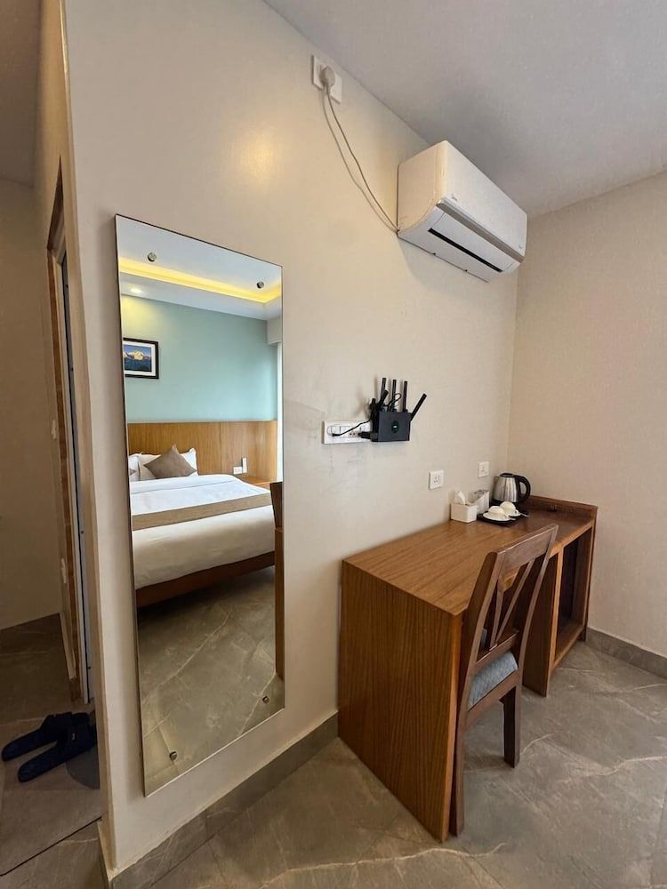 Bay Hotel Deluxe Double Room, Lake View 4