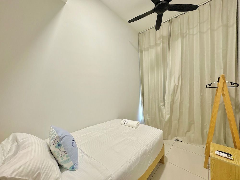 Space Residency KSL by Stayrene Grand Apartment, 3 Bedrooms, City View 7