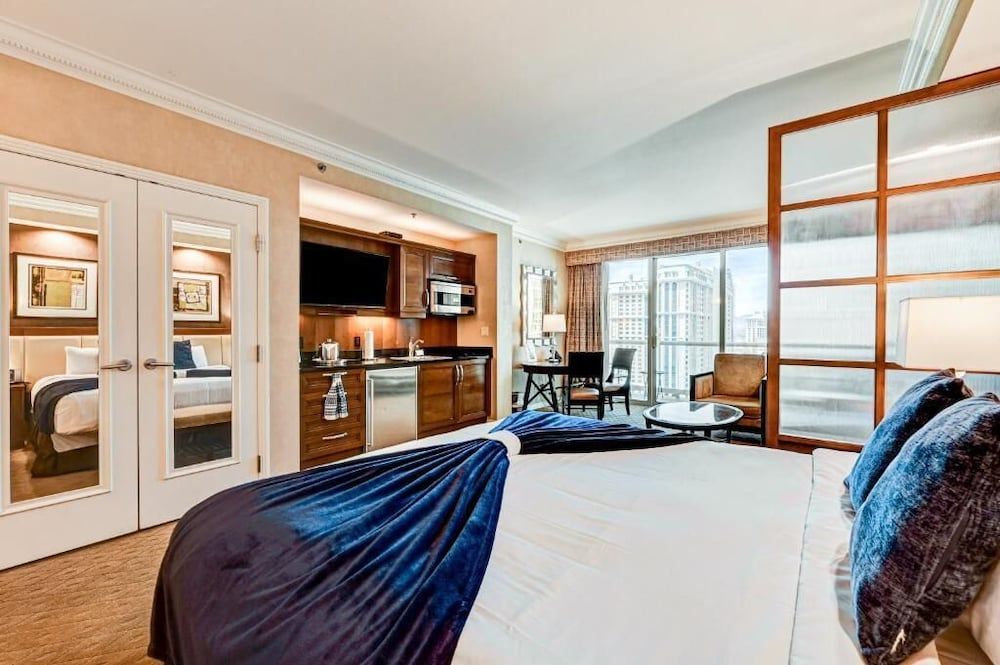 MGM Signature - Strip view suite Deluxe Studio, City View 3