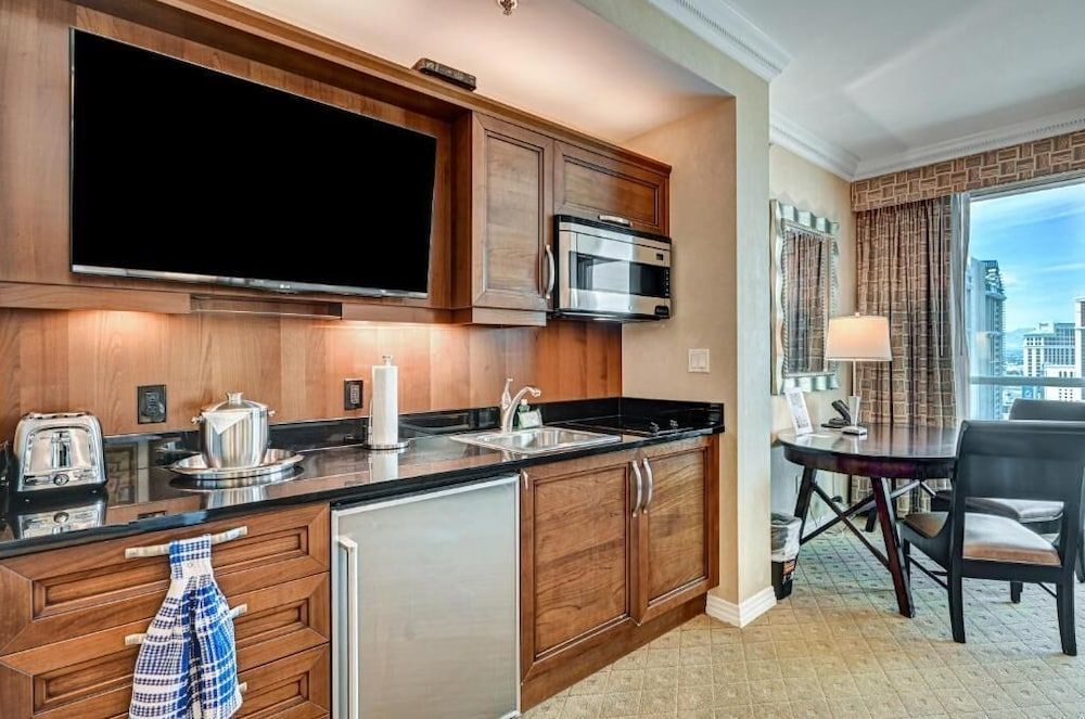 MGM Signature - Strip view suite Deluxe Studio, City View 9
