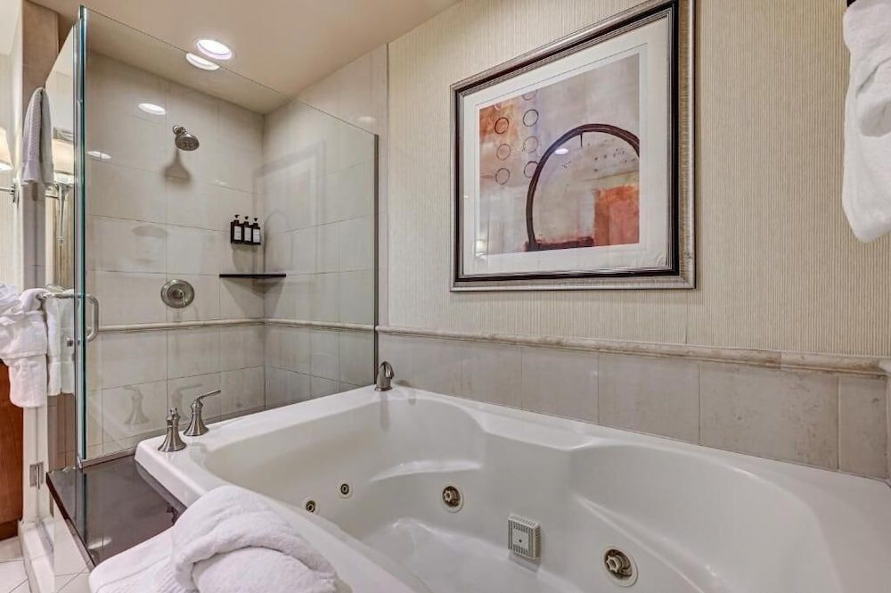 MGM Signature - Strip view suite Deluxe Studio, City View 7