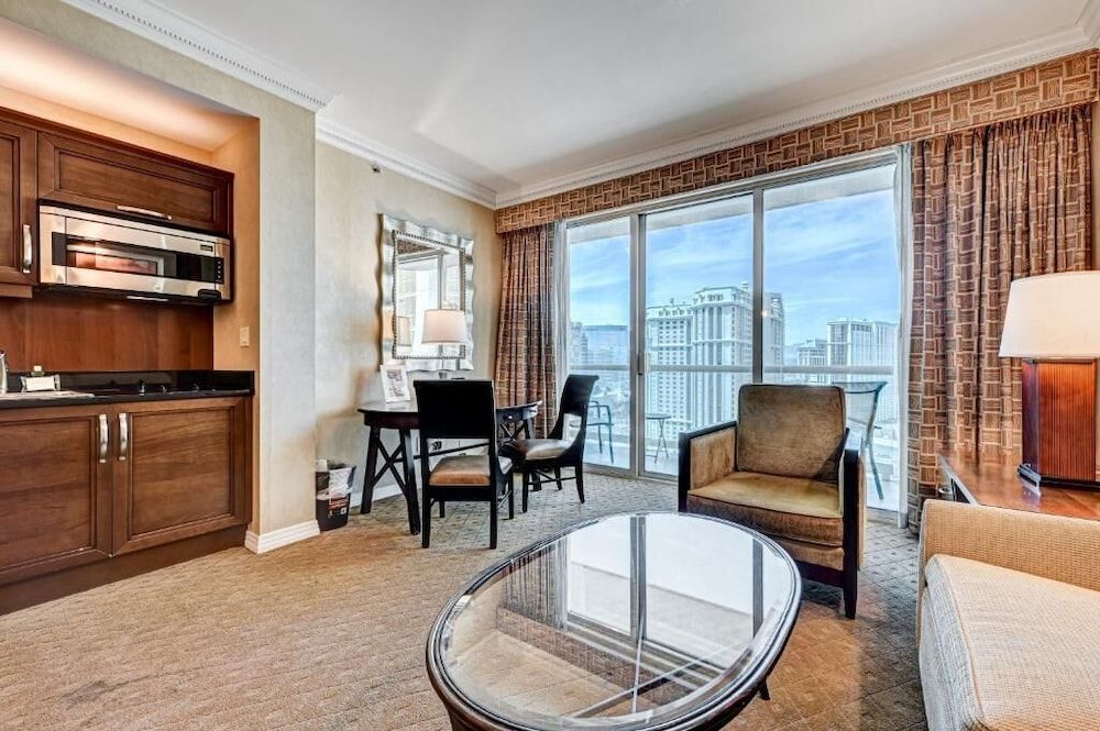 MGM Signature - Strip view suite Deluxe Studio, City View 11