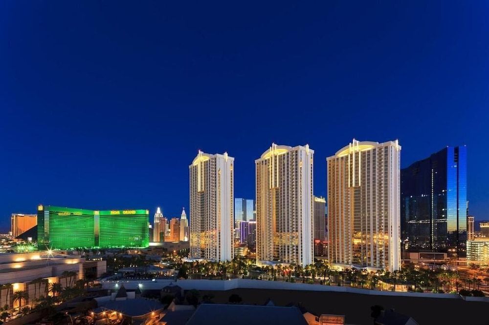 MGM Signature - Strip view suite