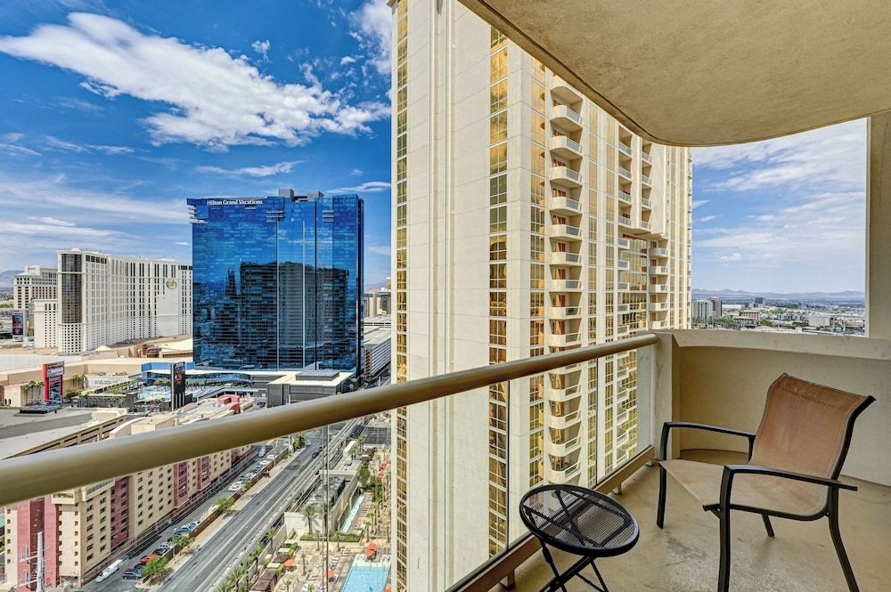 MGM Signature - Strip view suite Deluxe Studio, City View 4