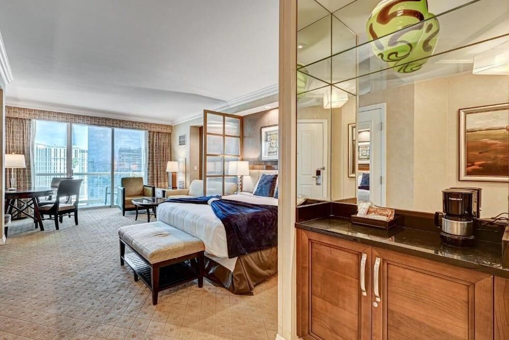 MGM Signature - Strip view suite Deluxe Studio, City View 12