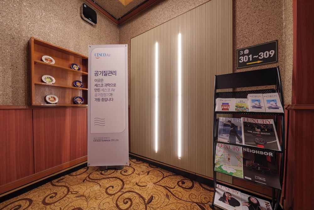 Handrails in hallways