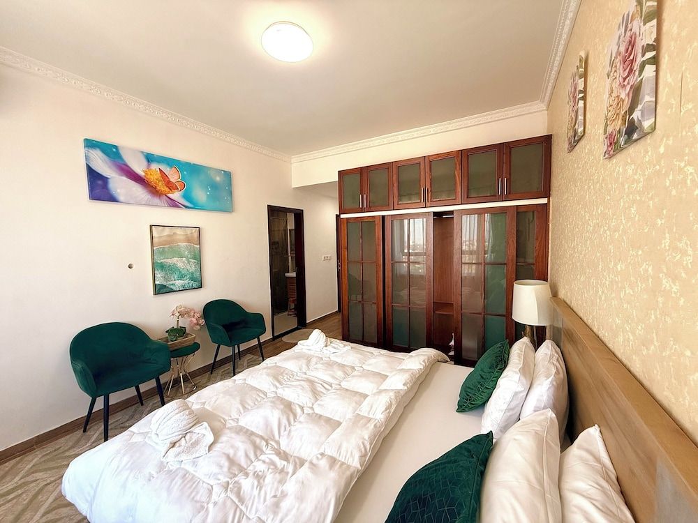 Posh Palm Village 3Bedroom Apartment Luxury Apartment, Balcony, Partial Ocean View